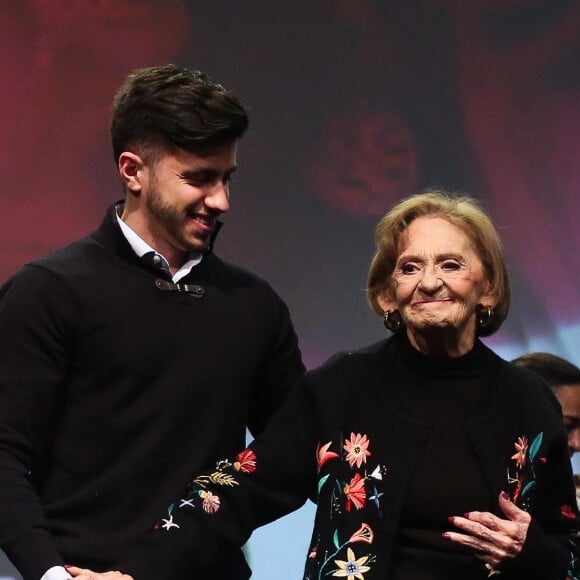 Laura Cardoso, de 95 anos, recebeu troféu ao lado do bisneto Fernando