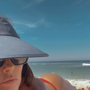 A atriz empinou o bumbum para uma foto ousada na praia usando um biquíni fio-dental