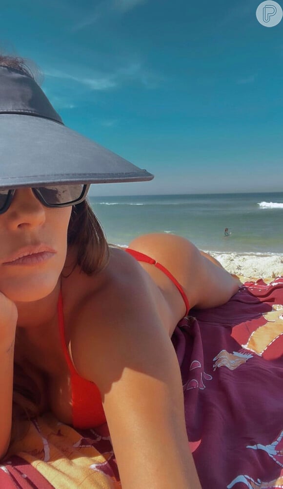 A atriz empinou o bumbum para uma foto ousada na praia usando um biquíni fio-dental