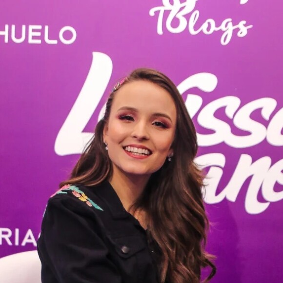 Larissa Manoela deve receber salário de R$ 550 mil para atuar na nvoela 'Renascer'