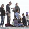 Heidi Klum e o seu namorado, Martin Kristen, levam as crianças à praia