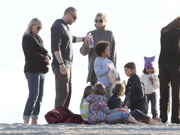 Heidi Klum e o seu namorado, Martin Kristen, levam as crianças à praia