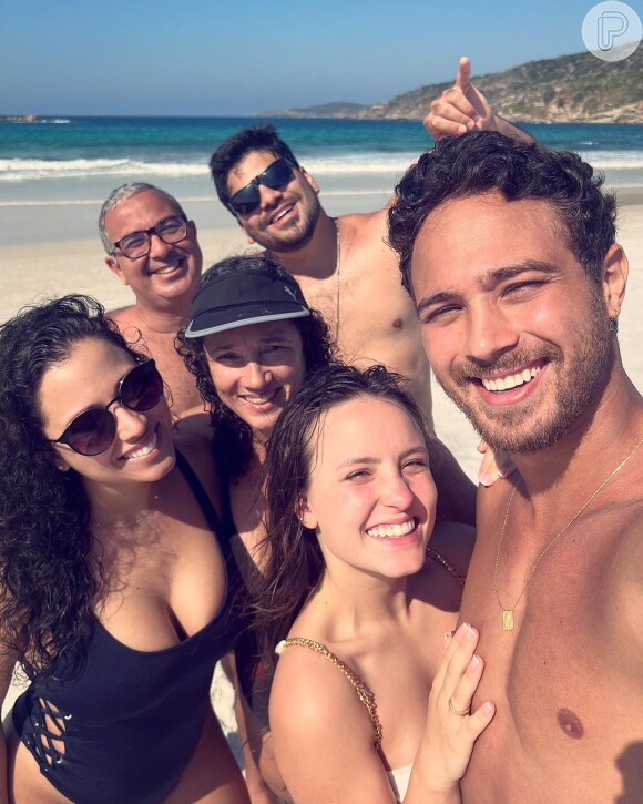 Larissa Manoela posa com André Luiz Frambach, seu noivo, e a família do ator
