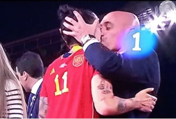 Luis Rubiales foi criticado após roubar beijo de jogadora da Espanha na Copa do Mundo