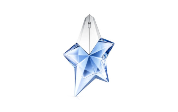O frasco do perfume Angel, da Thierry Mugler, tem o símbolo de uma estrela para representar sorte, a assinatura da marca e a frase: 'é dito que os anjos são os guardiões das estrelas'