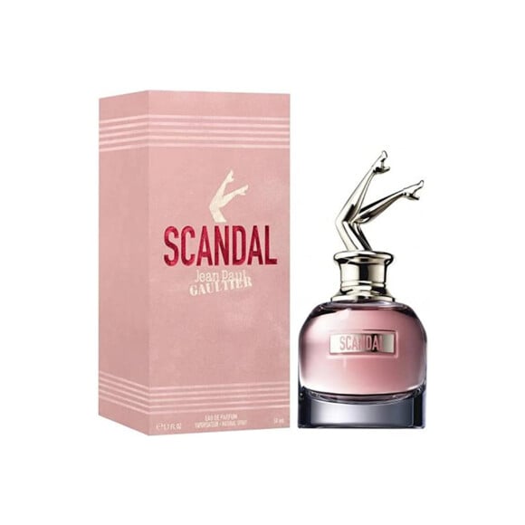Perfume Scandal, da Jean Paul Gaultier, conta com pernas nuas de uma mulher caindo dentro do frasco, simbolizando a parisiense elegante, festiva e sexy que sabe se divertir