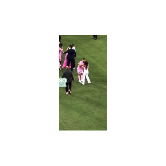 Antonela Roccuzzo foi cumprimentar o jogador Jordi Alba achando que era Messi