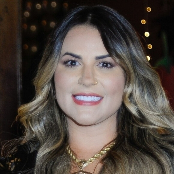 Deolane Bezerra se submeteu a uma lipo LAD nesta madrugada de terça-feira 29 de agosto de 2023, segundo o colunista Leo Dias