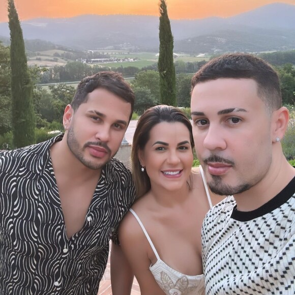 Deolane Bezerra hegou de viagem à Itália com Lucas Guimarães e Carlinhos Maia