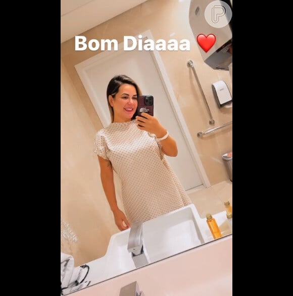 Deolane Bezerra compartilhou foto de camisola em banheiro de hospital nesta manhã de terça-feira 29 de agosto de 2023