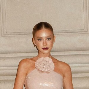 Marina Ruy Barbosa usou um vestido pêssego modulado as suas curvas que tem uma flor como seu diferencial