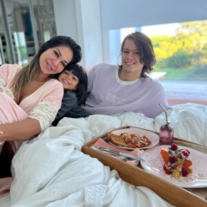 Thiago Nigro deu uma aliança para os enteados, Lucas e Sophia, filhos de Maira Cardi