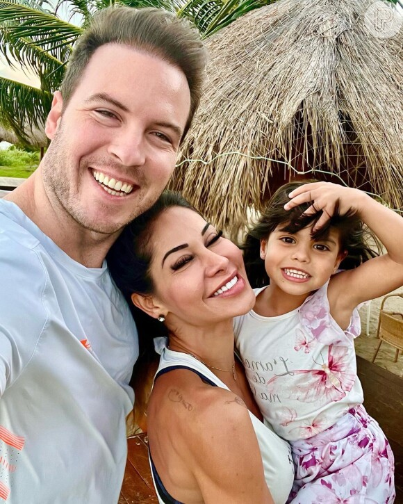 Maira Cardi e Thiago Nigro posam com a filha dela e de Arthur Aguiar, Sophia