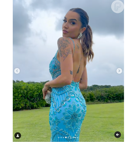 Vestido de madrinha azul: Paula Amorim apostou em um look que tinha as costas nua.