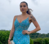 Paula Amorim aproveitou que o casamento de amigos aconteceu ao ar livre e escolheu um vestido de madrinha azul de alcinha