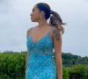 Paula Amorim usou um vestido de madrinha azul longo e acinturado