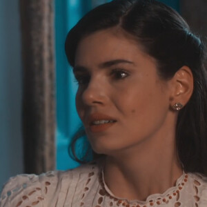 Marê (Camila Queiroz) tenta impedir prisão de Cândida (Zezé Polessa) no capítulo de terça-feira, 05 de setembro, na novela 'Amor Perfeito'