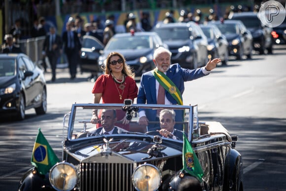 Vestido vermelho de Janja Lula se destaca em primeiro desfile de 7 de setembro como primeira-dama