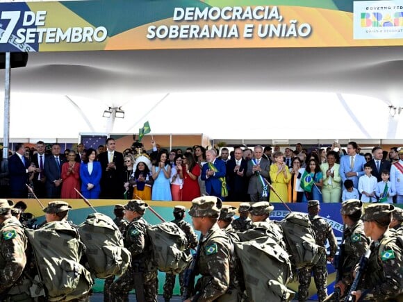 Janja acompanhou o desfile de 7 de setembro em Brasília usando vermelho