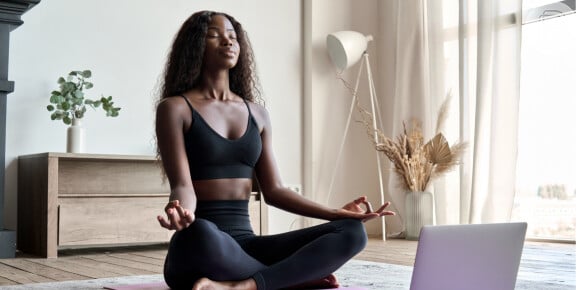 Yoga em casa: 5 itens que fazem toda a diferença