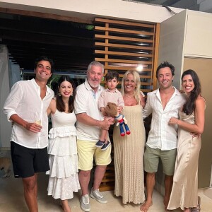Kayky Brito em foto com o padrasto, a mãe, a irmã, a mulher, o sobrinho e o cunhado no réveillon 2022-2023