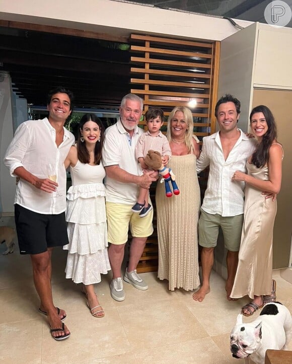 Kayky Brito em foto com o padrasto, a mãe, a irmã, a mulher, o sobrinho e o cunhado no réveillon 2022-2023