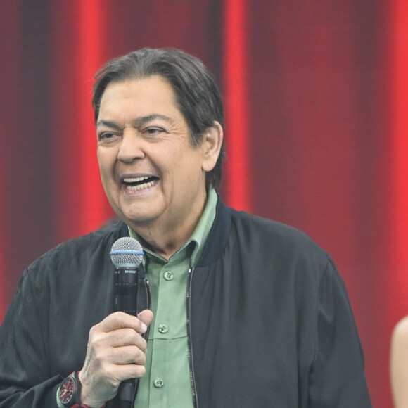 Faustão, após transplante de coração, recebe alta do hospital.