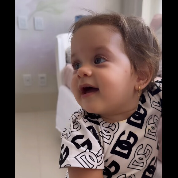 Filha mais nova de Virginia Fonseca e Zé Felipe foi filmada falando 'papai' no lugar de 'mamãe' apesar de pedidos da influencer