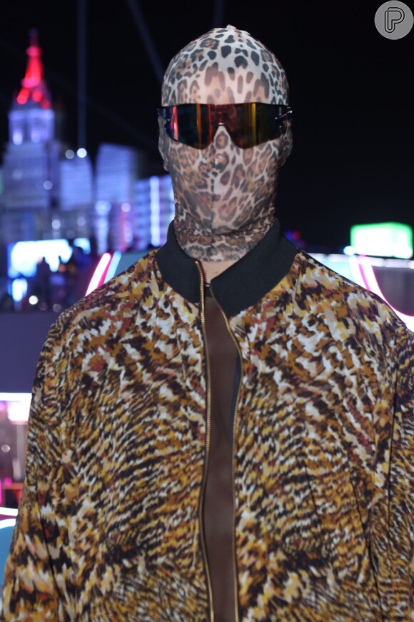 José Loreto curtiu os shows com uma máscara com estampa de animal print