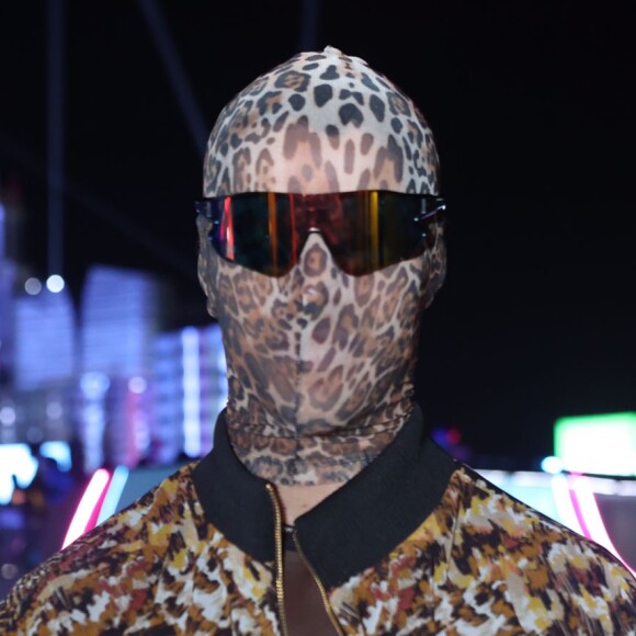 José Loreto curtiu os shows com uma máscara com estampa de animal print