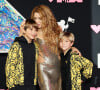 Shakira impressionou usando um look Versase assim como seus fofos filhos Milan e Sasha