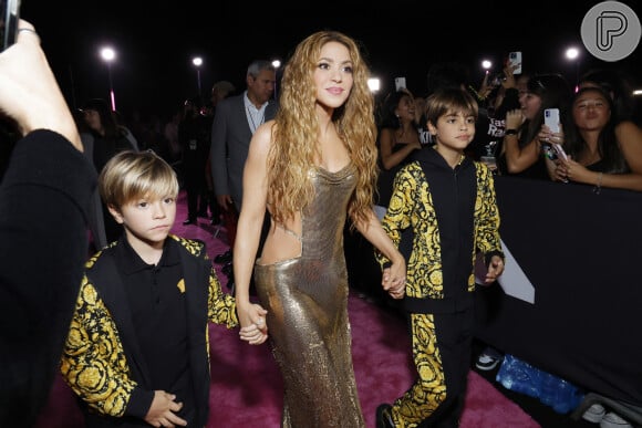 Shakira foi com Milan de 10 anos e Sasha com 8 anos para o VMA usando looks Versase. As crianças 'vestiram' roupas que somam quase 13 mil reais