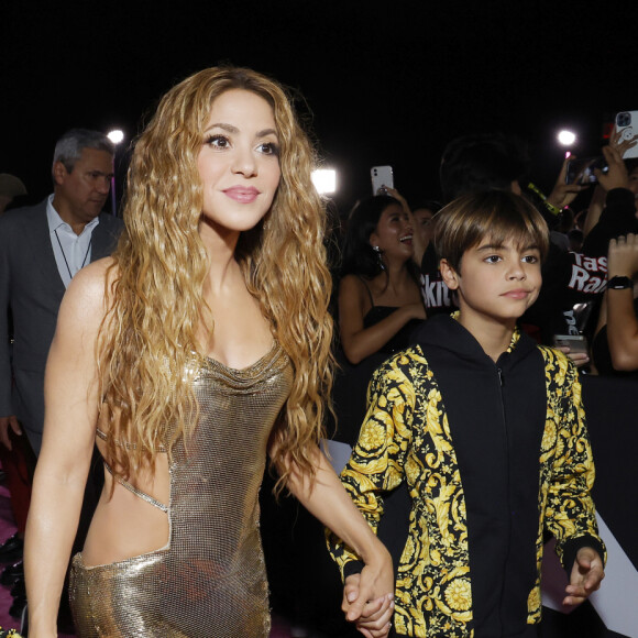 Shakira foi com Milan de 10 anos e Sasha com 8 anos para o VMA usando looks Versase. As crianças 'vestiram' roupas que somam quase 13 mil reais