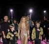 Shakira apostou em um vestido sexy com fenda e salto plataforma para brilhar no VMA 2023
