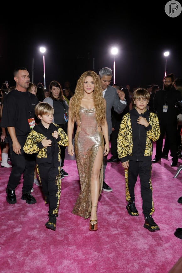 Shakira apostou em um vestido sexy com fenda e salto plataforma para brilhar no VMA 2023