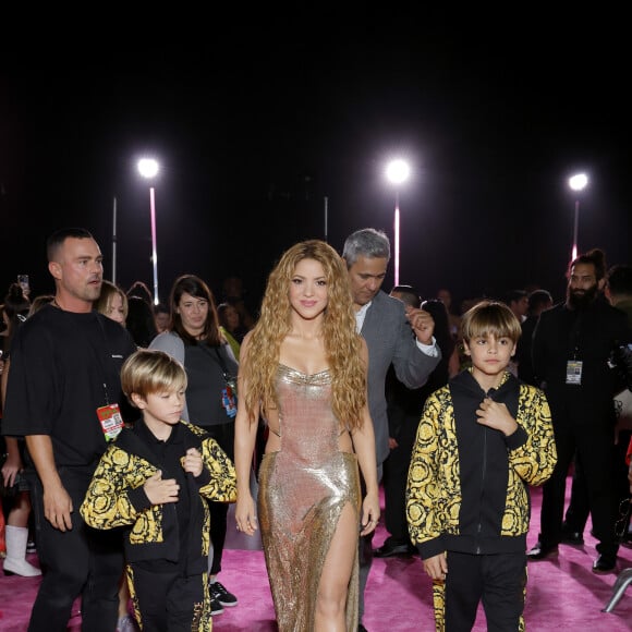 Shakira apostou em um vestido sexy com fenda e salto plataforma para brilhar no VMA 2023