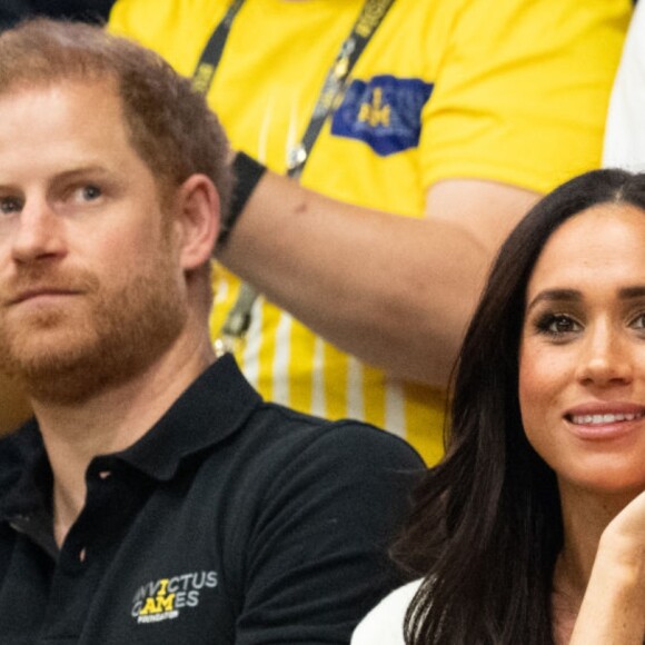 Meghan Markle para de usar aliança de noivado com Príncipe Harry