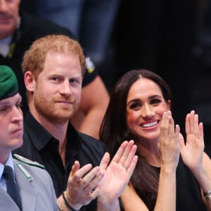 Meghan Markle compareceu ao evento sem a aliança de noivado com Príncipe Harry
