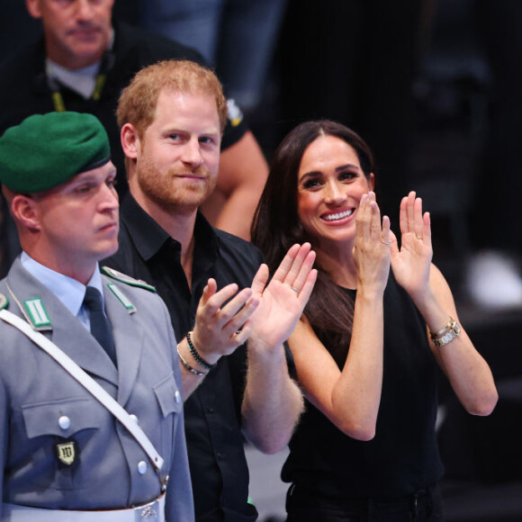 Meghan Markle compareceu ao evento sem a aliança de noivado com Príncipe Harry