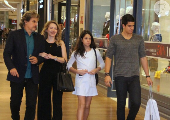 Edson Celulari passeia em shopping no Rio com a namorada, Karin, e os filhos, Sophia e Enzo