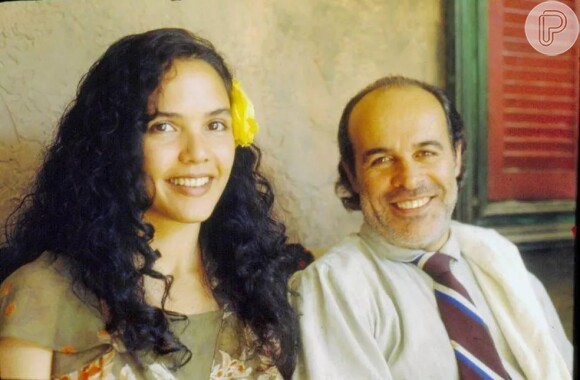 Teodoro se envolve com Joaninha (Teresa Seiblitz em 1993), mulher de Tião Galinha (Osmar Prado na primeira versão) na novela 'Renascer'