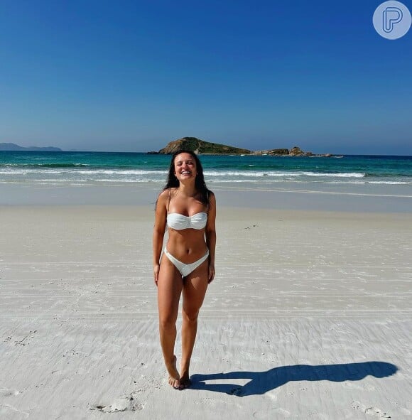 A cor branco é uma das favoritas na moda praia de Larissa Manoela