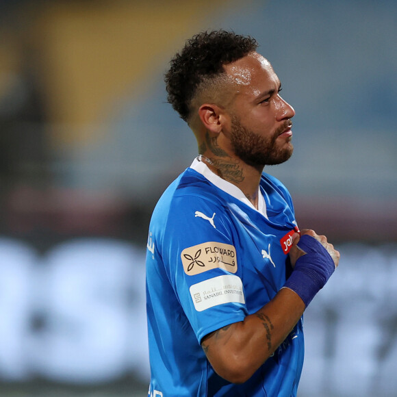 Neymar embarcou para a Espanha após a partida da Seleção Brasileira no Peru na semana passada