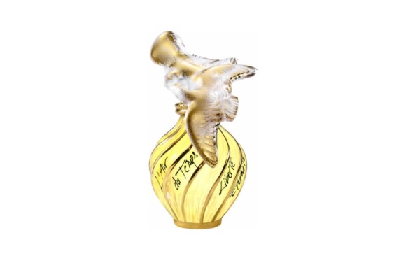 Perfume L'Air du Temps, da Nina Ricci, é uma das fragrâncias mais puras já produzidas e é perfeito para a mulher romântica que se acha à frente do seu tempo