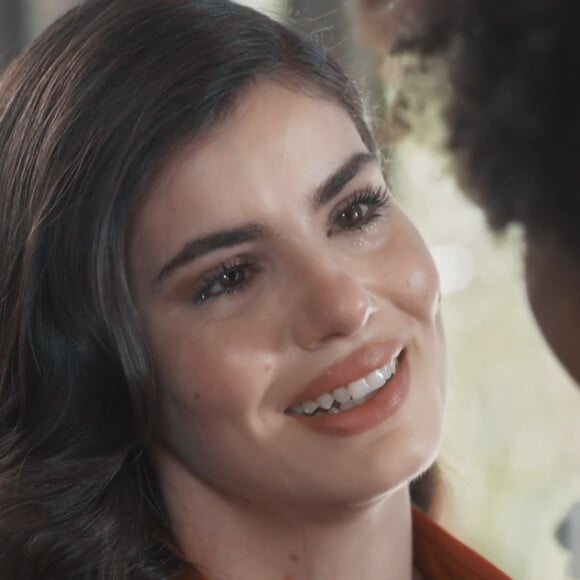 Marê (Camila Queiroz) conta que é mãe de Marcelino (Levi Asaf) na novela "Amor Perfeito"
