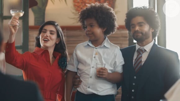 Marê (Camila Queiroz), Marcelino (Levi Asaf) e Orlando (Diogo Almeida) vivem felizes como uma família no capítulo de quarta-feira, 20 de setembro, na novela "Amor Perfeito"