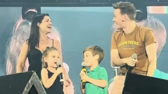 Filhos de Thais Fersoza e Michel Teló ganham pedido especial ao cantarem com o pai pela 1ª vez em show