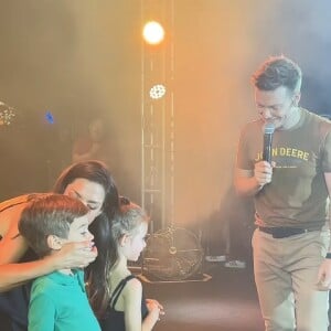 Filhos de Thais Fersoza e Michel Teló, Melinda e Teodoro subiram ao palco em show em São Paulo; web pediu à atriz para postar o vídeo das crianças cantando