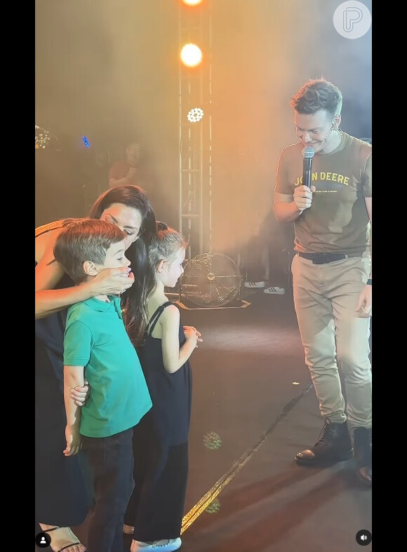 Filhos de Thais Fersoza e Michel Teló, Melinda e Teodoro subiram ao palco em show em São Paulo; web pediu à atriz para postar o vídeo das crianças cantando