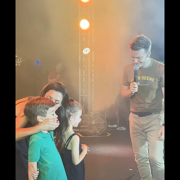 Filhos de Thais Fersoza e Michel Teló, Melinda e Teodoro subiram ao palco em show em São Paulo; web pediu à atriz para postar o vídeo das crianças cantando